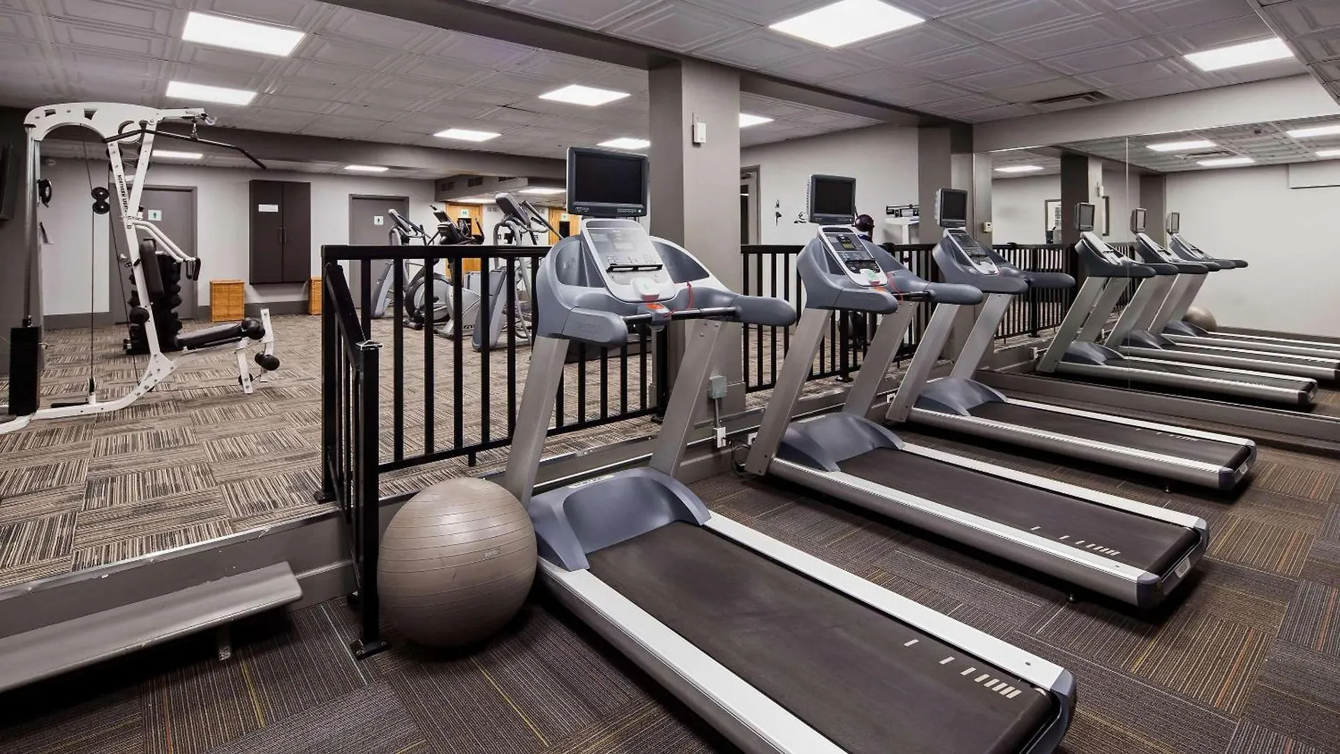 ***  Radisson Hotel Montreal Airport Canada