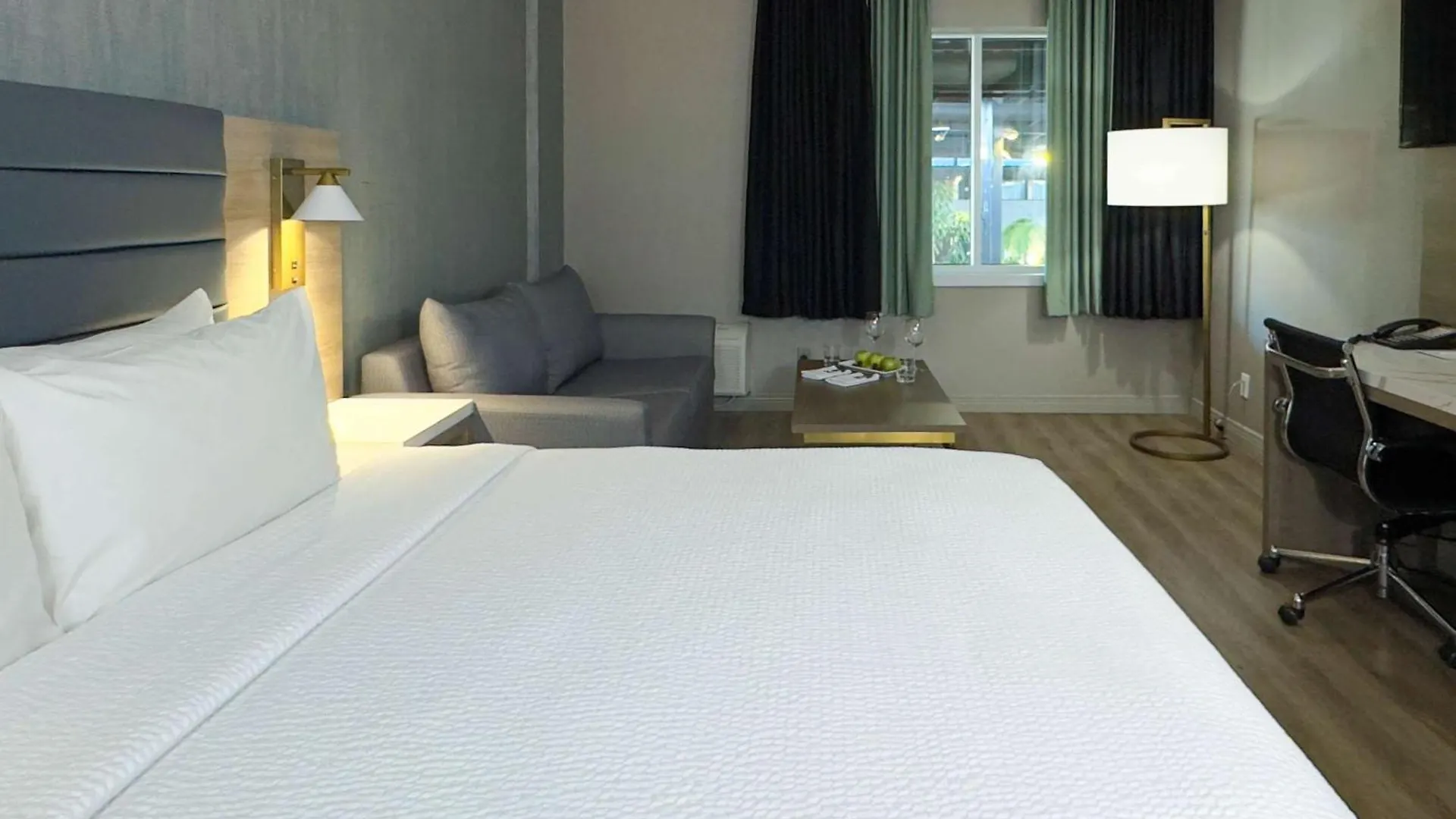 ***  Radisson Hotel Montreal Airport Canada
